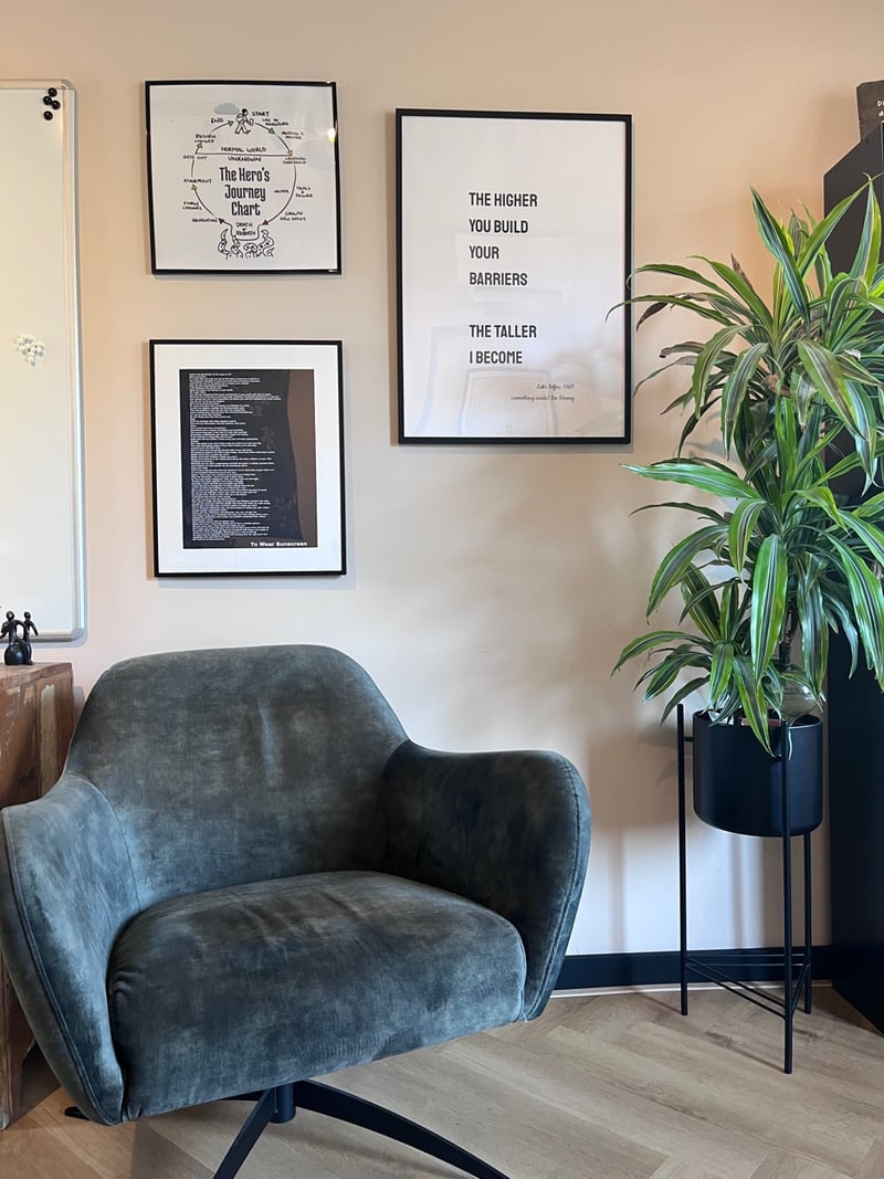 Stoel met Hero's Journey en The Taller I Become poster