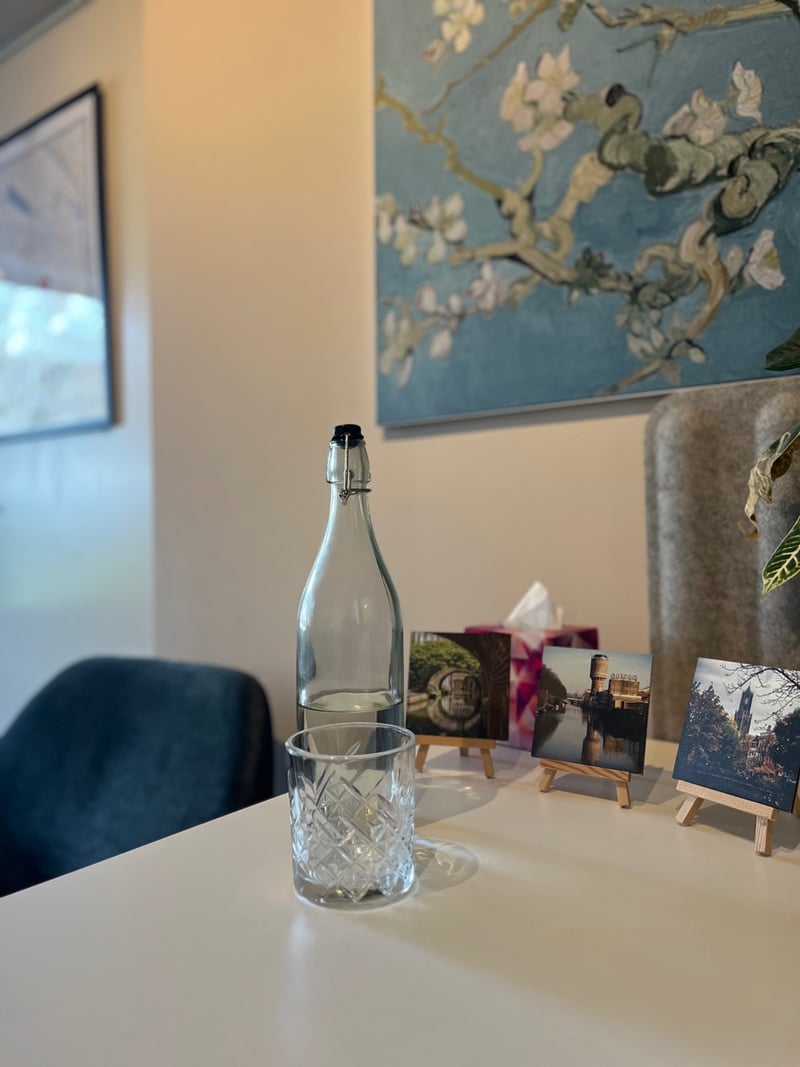 Tafel met water, glas en Van Gogh schilderij